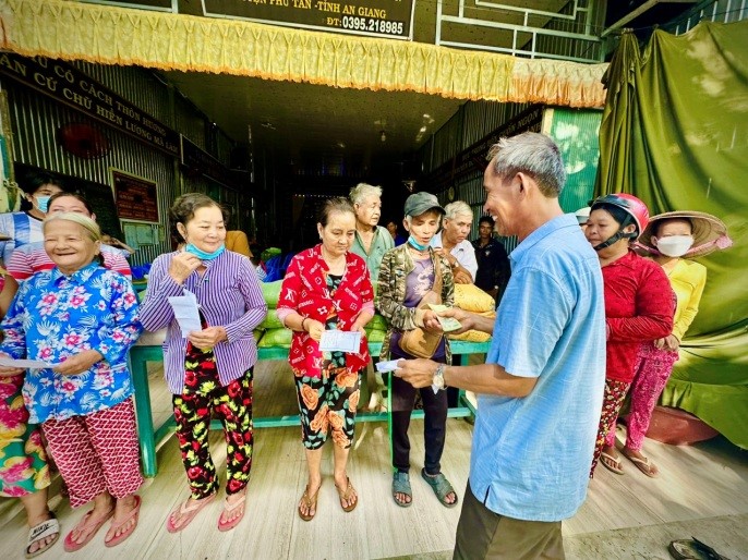 Trao tặng quà cho hộ khó khăn và học sinh nghèo xã Phú Long