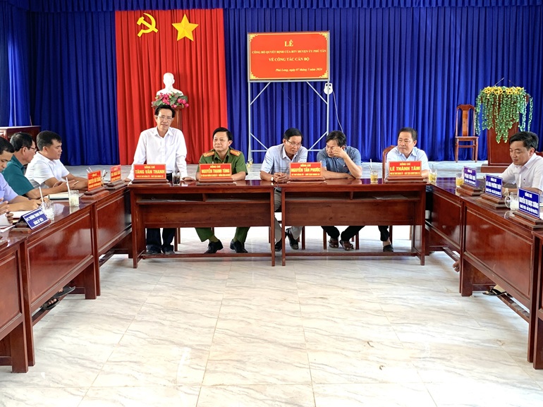 Huyện ủy Phú Tân công bố quyết định về công tác cán bộ