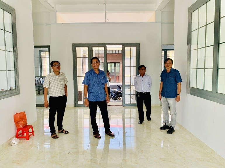 Phó Chủ tịch ủy ban nhân dân huyện Nguyễn Quốc Bảo kiểm tra tiến độ xây dựng công trình trụ sở ủy ban nhân dân xã Phú Long
